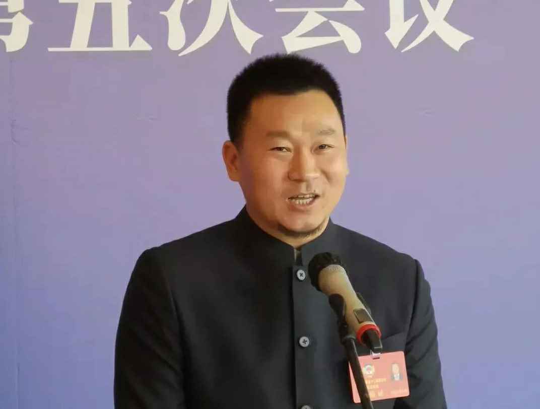 为进一步展示市政协团结、民主、开放、自信的形象，向市民和网友展示政协委员的履职风采，中山市政协十二届五次会议在2月4日上午开幕前开设“委员通道”，市政协委员、北京星辰精密工艺制造有限公司公司总经理陈朝阳走进“委员通道”，回应社会关切的问题。他就如何做好城市应急管理规划的问题进行发言，并回答记者提问。.jpg